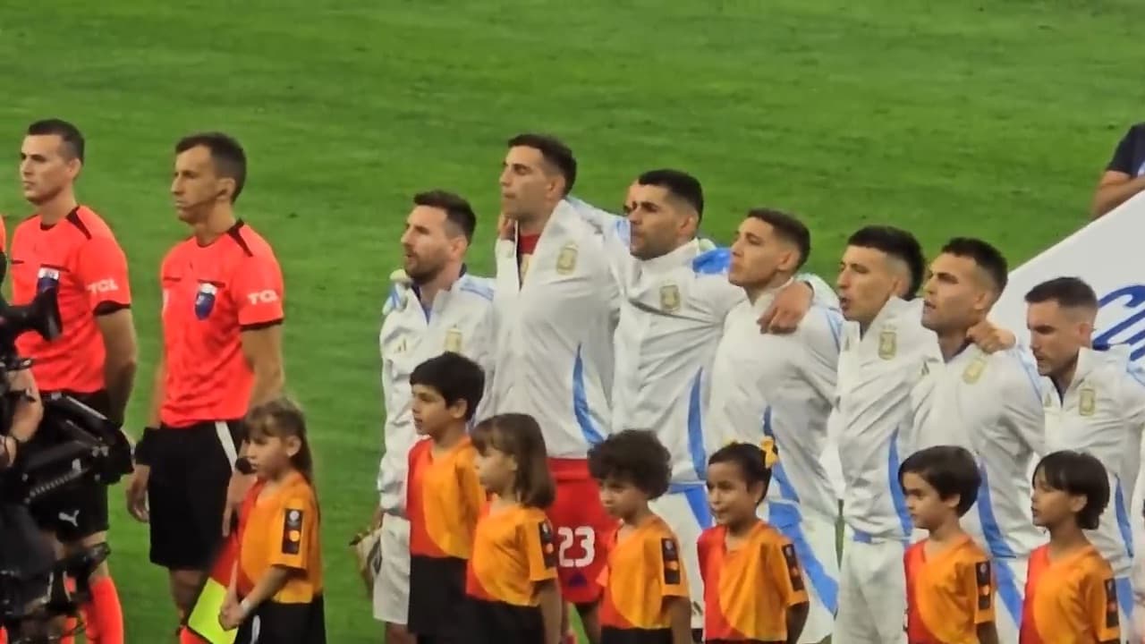 Argentina entona su himno nacional antes del partido Argentina vs. Ecuador por la Copa América 2024. De izquierda a derecha: Lionel Messi, Emiliano Martínez, Cristian Romero, Nahuel Molina, Lisandro M