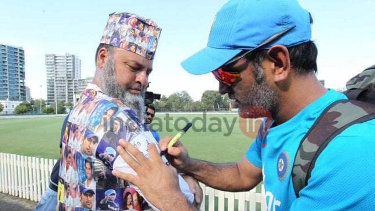 MSD giving autograph to Chacha Chicago